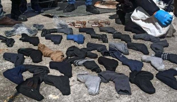 Mersin'de özel harekat destekli operasyon: Çoraplara sarılı 40 tabanca ele geçirildi!