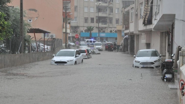 Mersin'de sağanak: Araçlar su altında kaldı