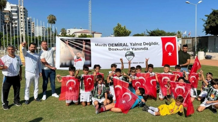 Mersinli minik futbolculardan, Merih Demiral'a destek