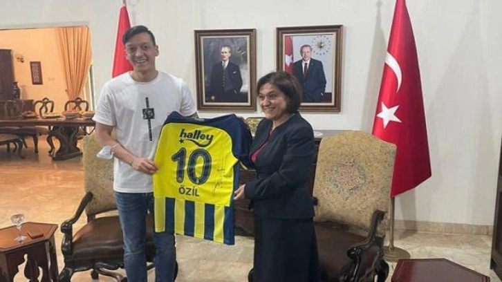 Mesut Özil, T.C. Cakarta Büyükelçiliği'ni ziyaret etti