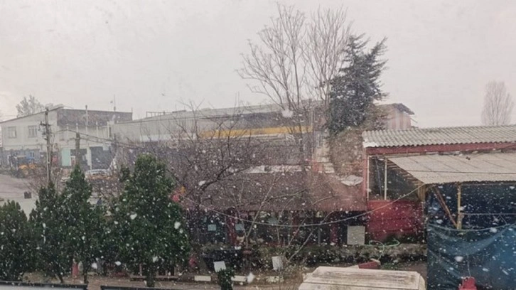 Meteoroloji ve AKOM peş peşe uyarmıştı; İstanbul'da beklenen kar yağışı başladı