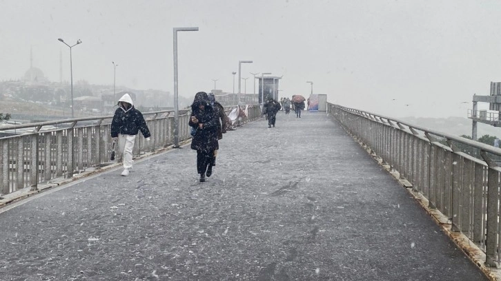 Meteoroloji ve AKOM peş peşe uyarmıştı; İstanbul'da kar yağışı etkili oluyor