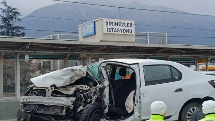 Metro hattının duvarına çarpan otomobilin sürücüsü öldü