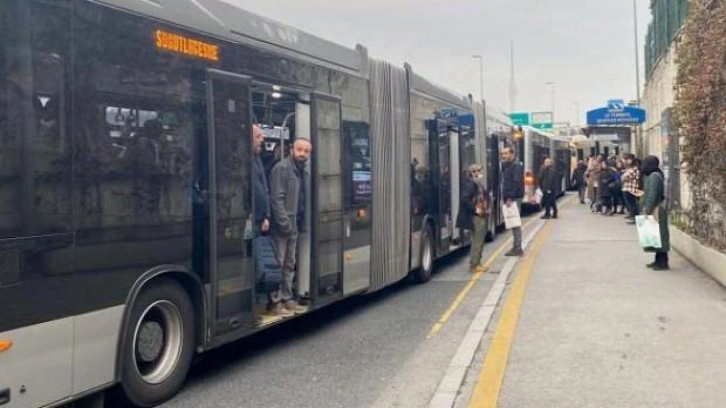 Metrobüs arızalandı! Seferler aksadı