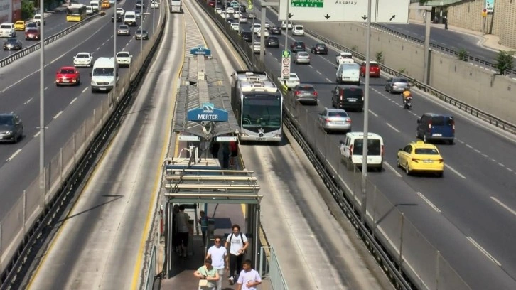 Metrobüs yolu eridi! Vatandaş İBB’ye isyan etti: Memnun değiliz!