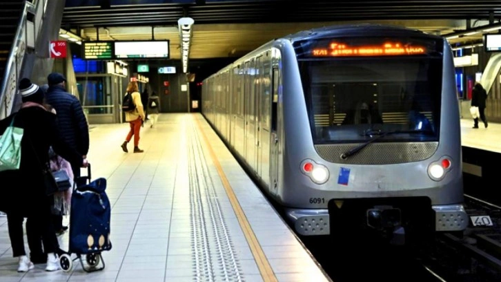 Metroda doğan bebeğe unutamayacağı hediye! Ömür boyu ücretsiz...