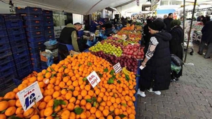 Meyve ve sebze tezgahlarında bolluk yaşanıyor