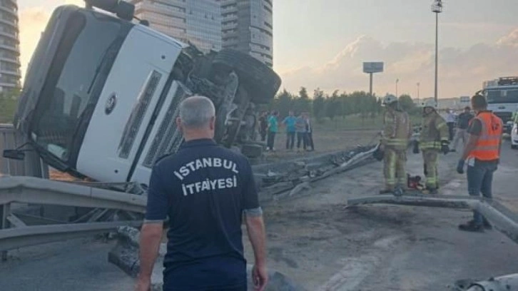 Meyve yüklü kamyon arızalanan İETT otobüsüne çarptı