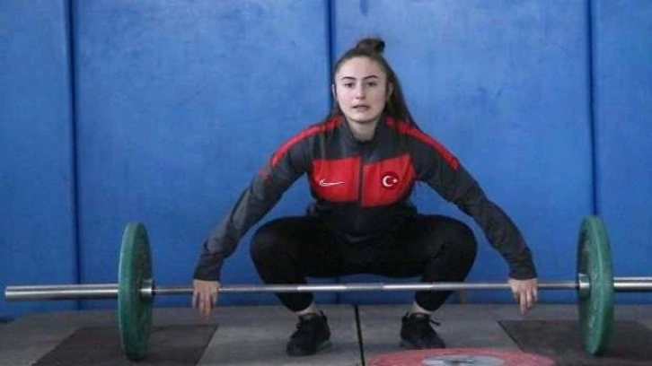 Milli halterci Aysel Özkan'dan bronz madalya