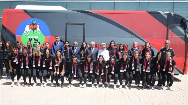 Milli Savunma Bakanı Güler'in katılımıyla Hakkari'de kadın futbol takımına otobüs teslim e