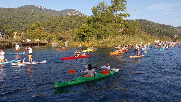 Muğla'da Cumhuriyet'in 100. yılında 220 kanocu kürek çekti