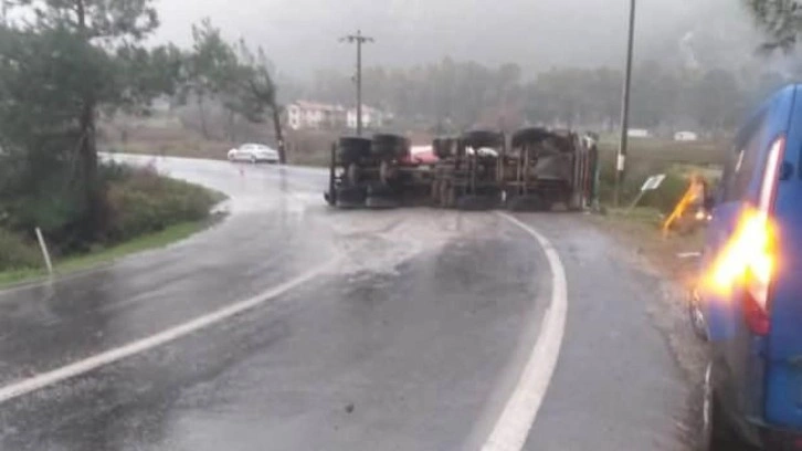 Muğla'da faciadan dönüldü: Devrilen beton mikserinin sürücüsü yaralandı!