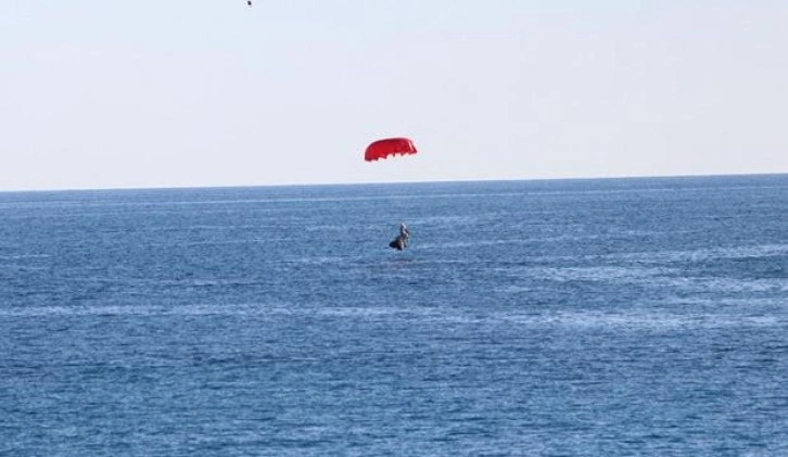 Muğla'da yamaç paraşütü kapanan 2 pilot, yedek paraşütle çakılmaktan kurtuldu