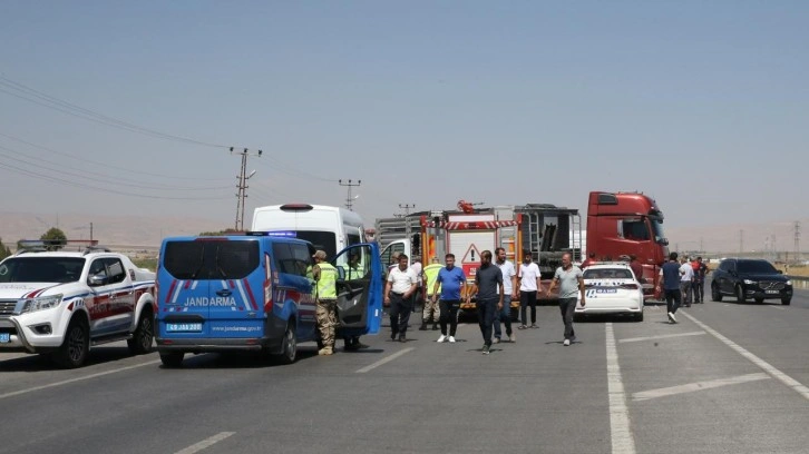 Muş'ta feci kaza: Dönüş yapan tıra çarptı! 1 kişi öldü, 5 kişi yaralandı