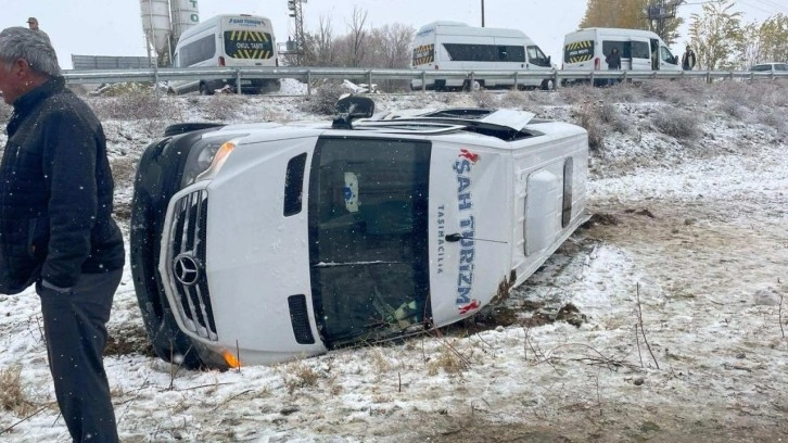 Muş'ta servis minibüsü devrildi: Sürücü ile 15 öğretmen yaralandı