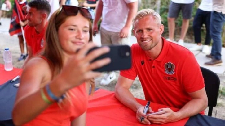 Nice, Kasper Schmeichel'ı renklerine bağladı