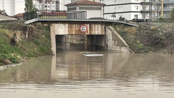 Niğde sağanak: Araç suya gömüldü