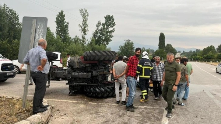 Niksar'da traktör ile otomobil çarpıştı : 2 yaralı