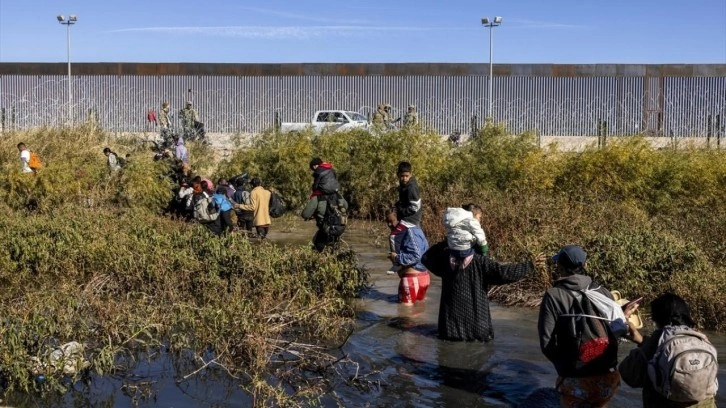 O anlar kameralara böyle yansıdı: Göçmenler Meksika ile ABD arasındaki sınırı geçmeye devam ediyor