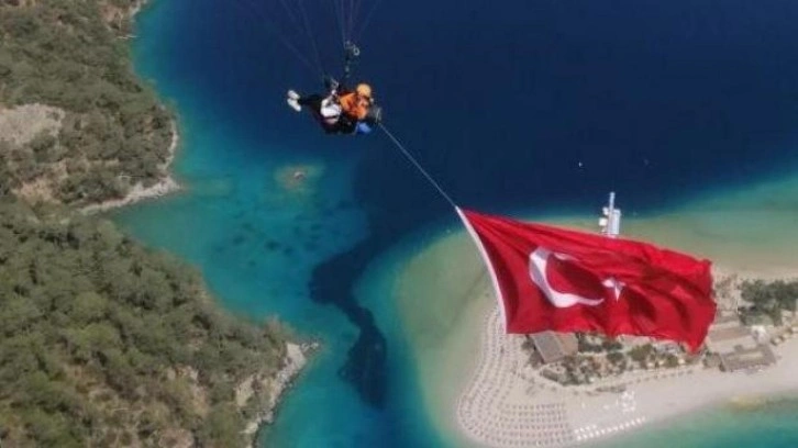 Ölüdeniz'de paraşüt pilotları gökyüzünde bayrak açtı