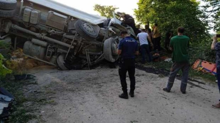 Ordu’da çakıl yüklü kamyon devrildi: 2 yaralı