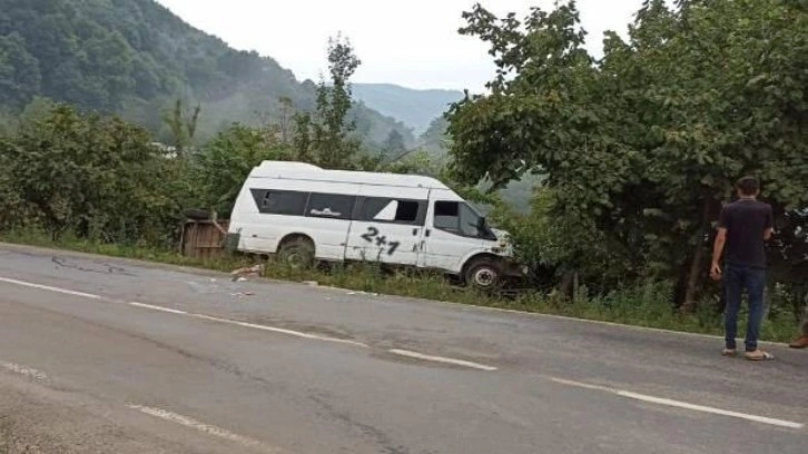 Ordu'da fındık işçilerini taşıyan minibüs ağaca çarptı: 13 kişi yaralandı