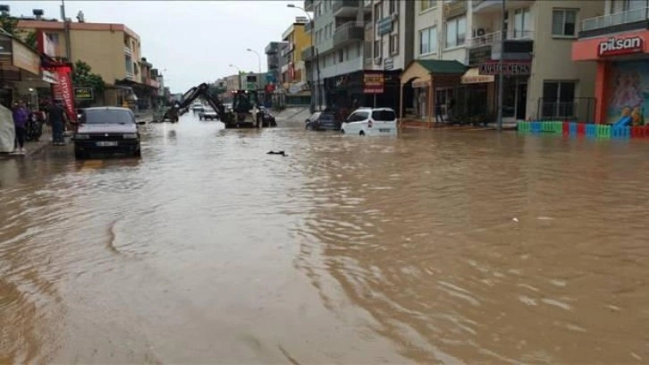 Osmaniye'de sağanak nedeniyle ev ve iş yerlerini su bastı, araçlar yolda mahsur kaldı