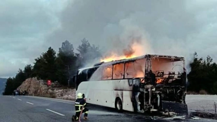 Otobüs seyir halindeyken alev aldı