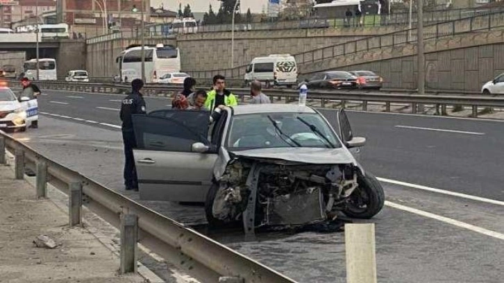 Otomobil önce tıra ardından bariyerlere çarptı: 2 yaralı