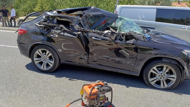 Otomobil park halindeki kamyona çarptı: Sürücü yaralı, eşi öldü