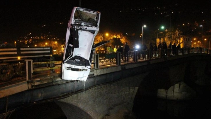 Otomobil Yeşilırmak'a uçtu: 1 ölü