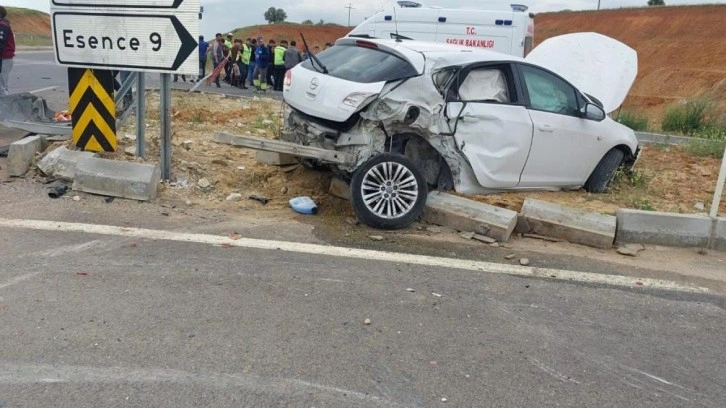 Otomobille çarpışan işçi servis minibüsü devrildi: 12 yaralı