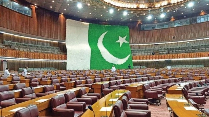 Pakistan Senatosu onayladı. Asya ülkesi genel seçimleri erteledi