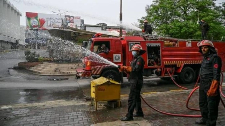 Pakistan'da otoparkta çıkan yangında 500'ün üzerinde motosiklet ve taşıt kül oldu