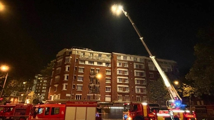 Paris'te bir binanın çatı katında çıkan yangında 2 kişi yaralandı