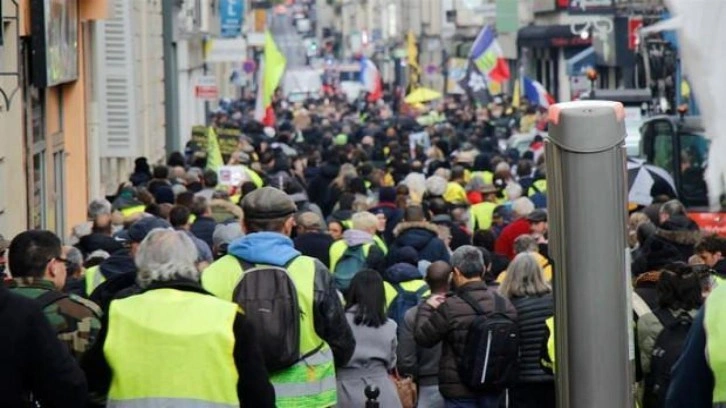 Paris&rsquo;te sarı yelekliler 4. yılında da sokağa indi