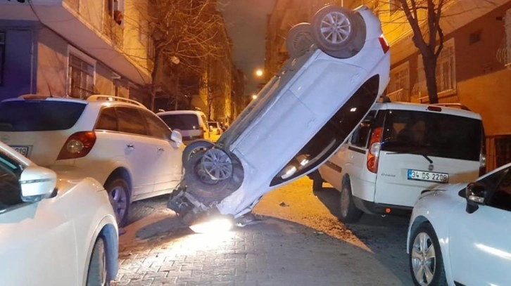 Park halindeki araçlara çarpan otomobil dik şekilde asılı kaldı