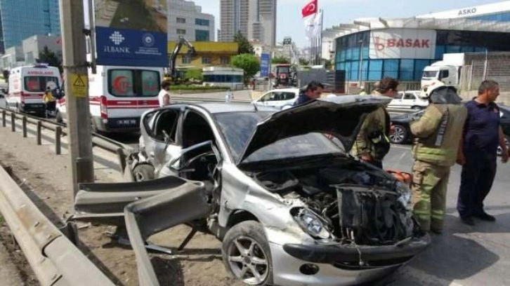 Pendik'te makas atan sürücü demir bariyerlere girdi: 2 yaralı