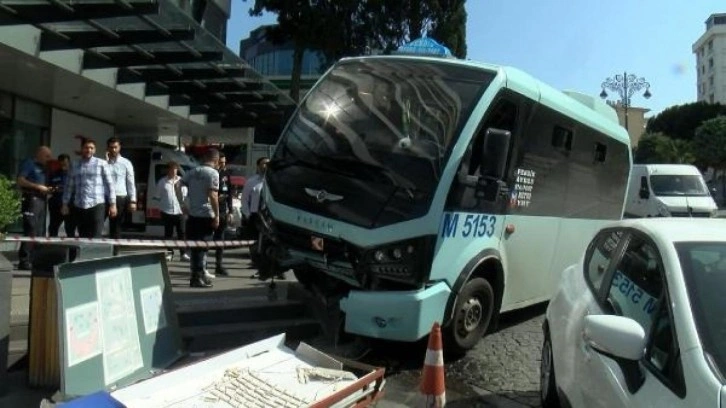 Pendik’te yolcu minibüsü hastanenin bahçesine daldı