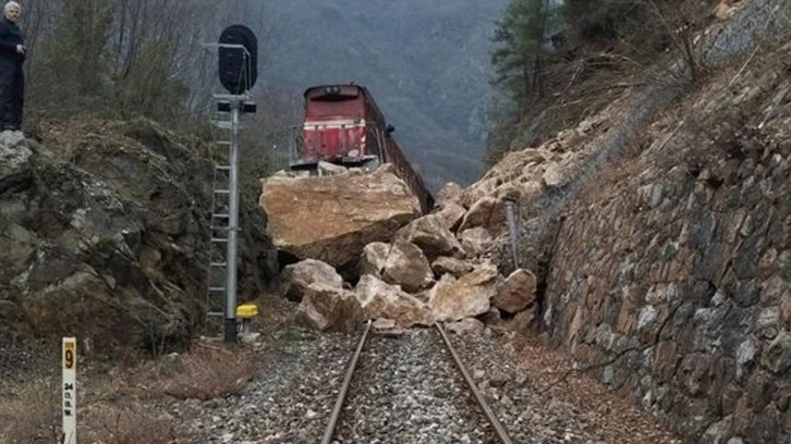 Peş peşe heyelanlar. Milletvekili mahsur kaldı. Tren raydan çıktı