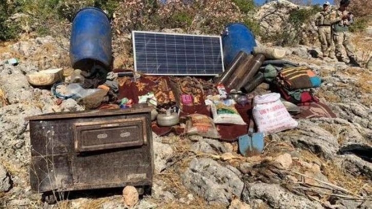 PKK'lı teröristlerin gömdüğü yaşam malzemeleri ele geçirildi