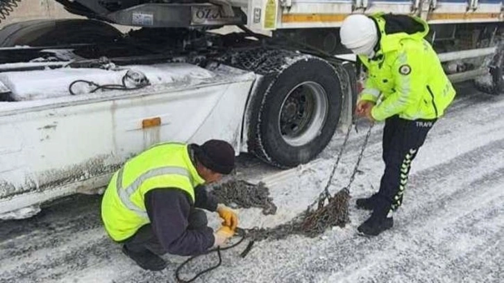 Polis, yolda kalan araçların yardımına yetişti