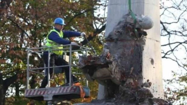 Polonya’da Sovyet dönemine ait son kalıntılar yıkıldı