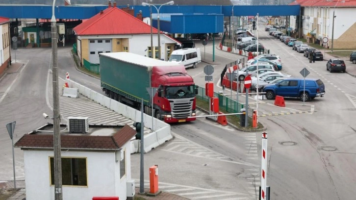 Polonya'dan Rusya ve Belarus plakalı tır ve kamyonlara giriş yasağı