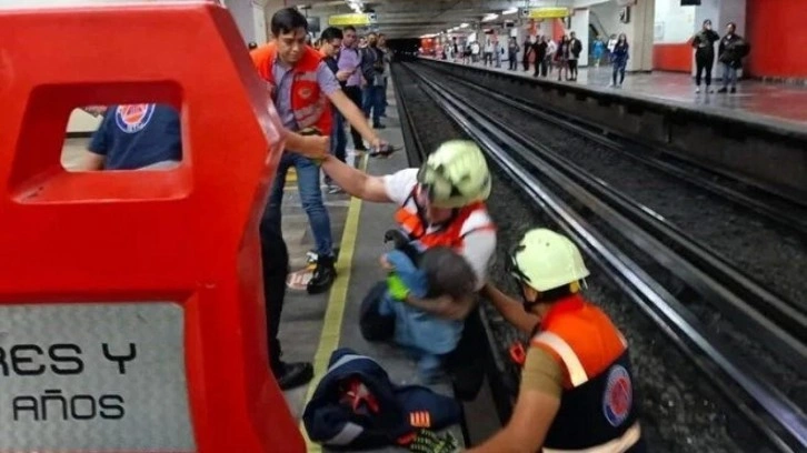 Raylara giren tavuk metro seferlerini aksattı