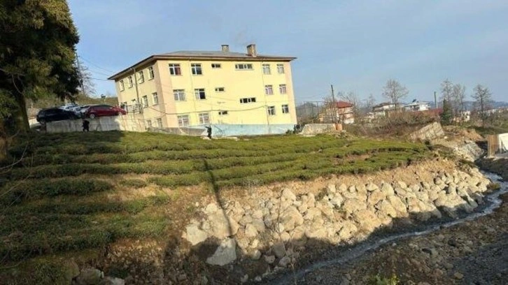 Rize'de bahçesinde çökmeler olan okulda eğitime ara verildi