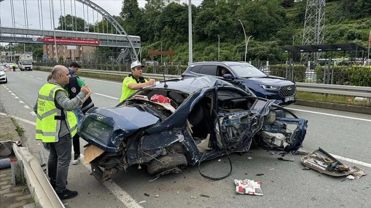 Rize'de otomobilin bariyerlere çarptığı kazada 3 kişi öldü, 2 kişi yaralandı