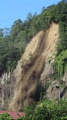 Rize’de toprak kayması meydana geldi... O anlar kamerada