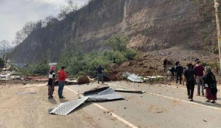 Rize'de heyelan; Ardeşen-Çamlıhemşin yolu kapandı