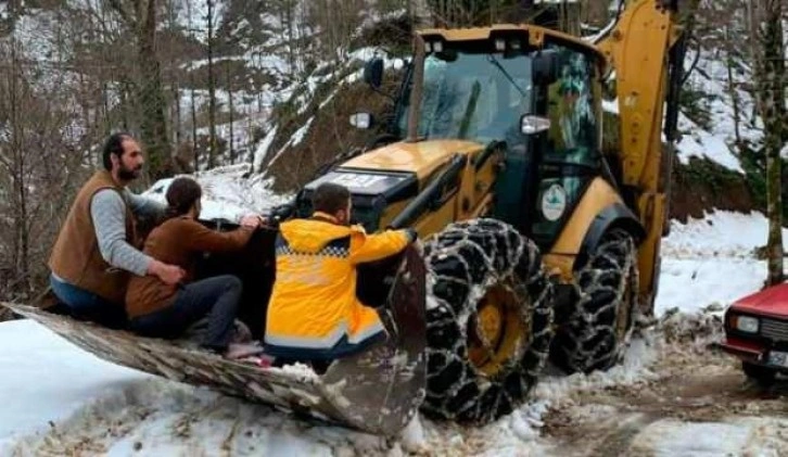 Rize'de iş makinesi ile ambulansa hasta servisi!